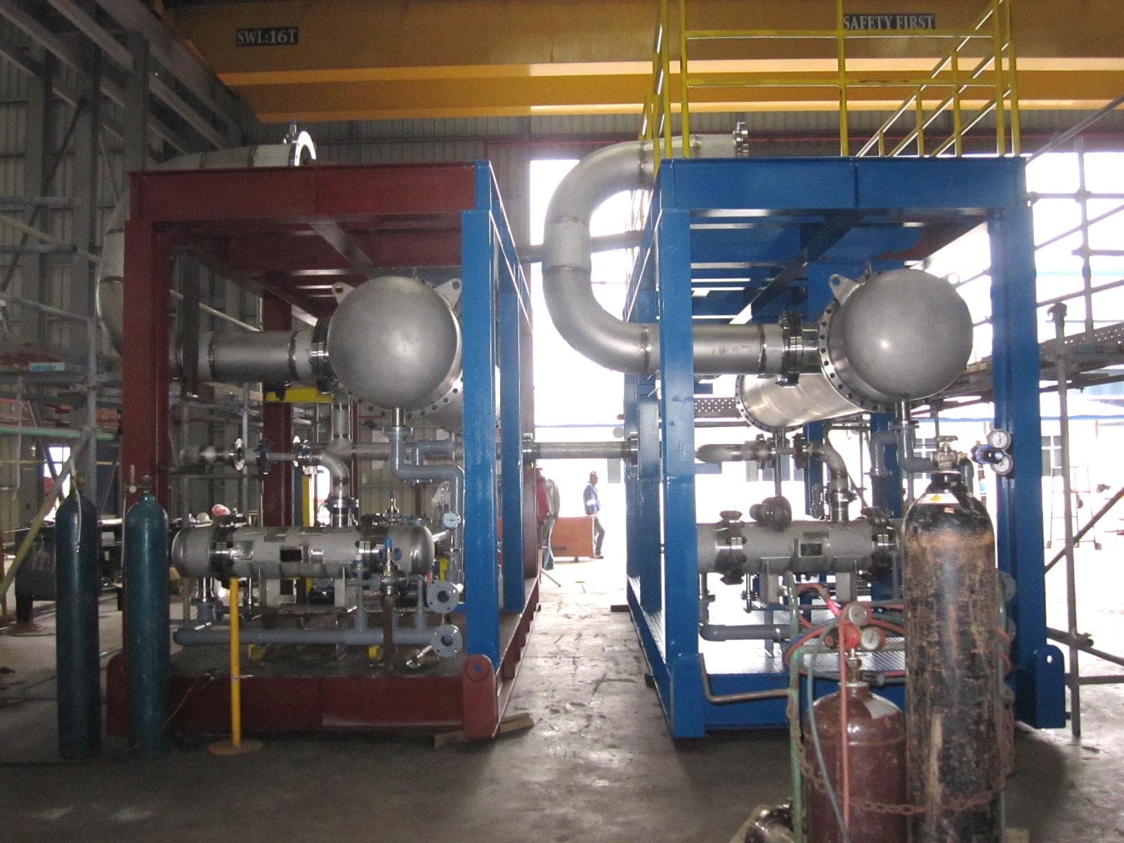 Skid-mounted separation unit with pumps and membrane modules.